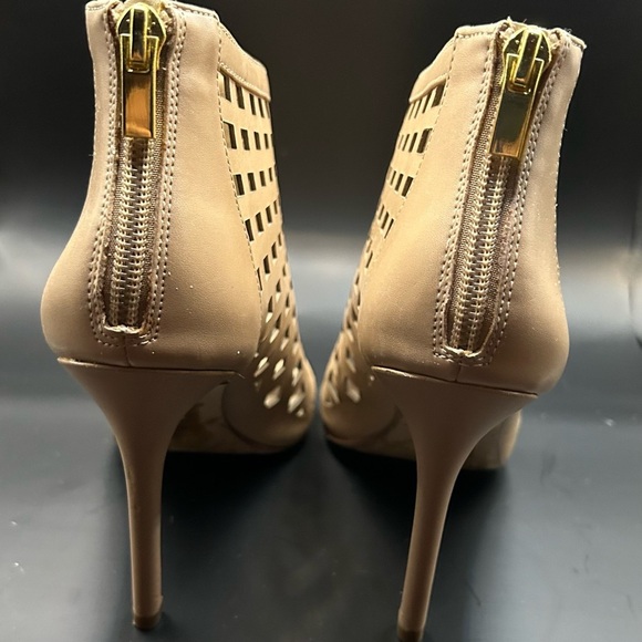 Charles David Beige Caged Open Toe Booties Size 7 Women’s; heel approx 3.5”. - Picture 3 of 10